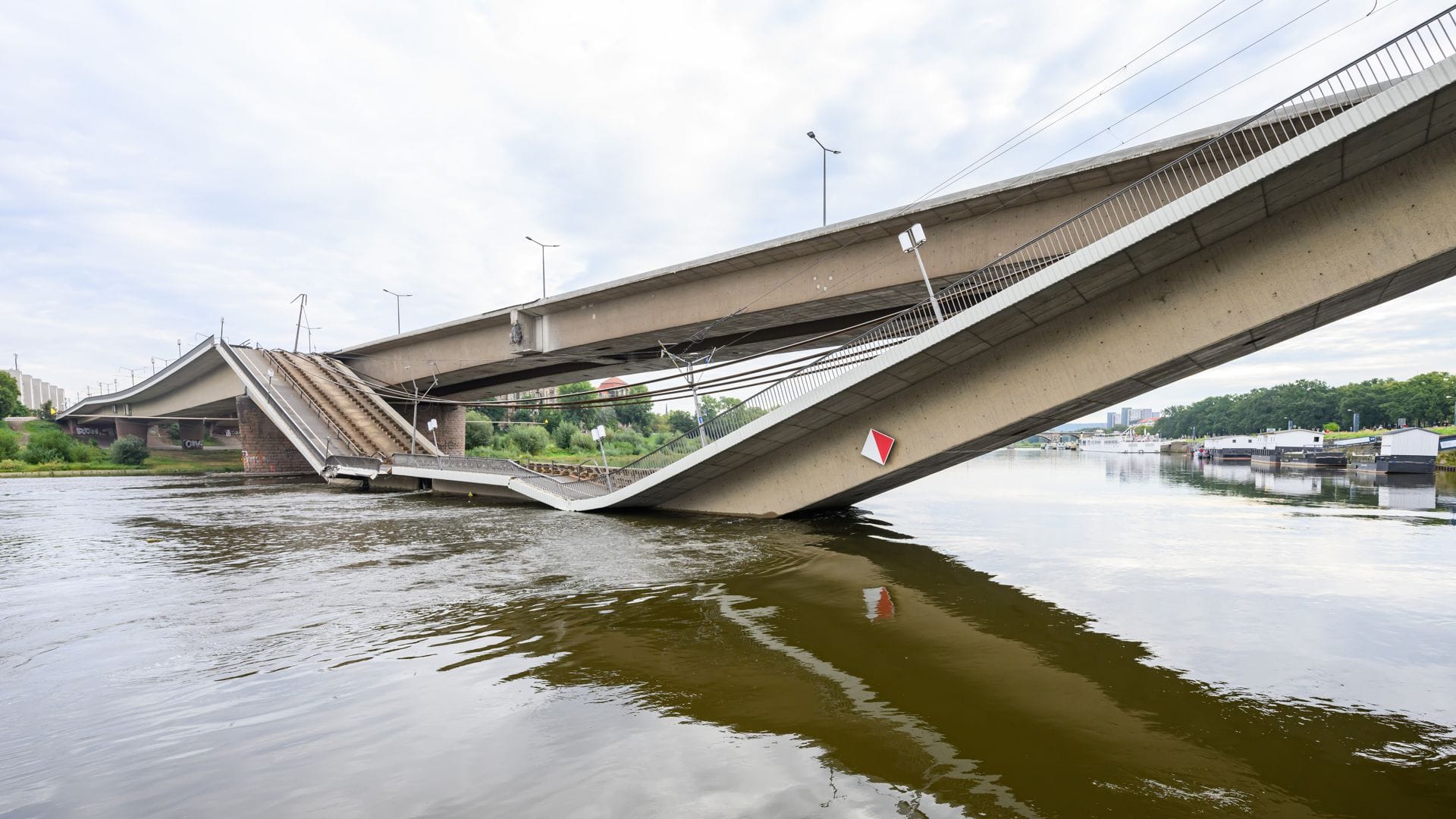 Teile der Dresdner Carolabrücke über der Elbe sind eingestürzt, dahinter ist die Staatskanzlei zu sehen.