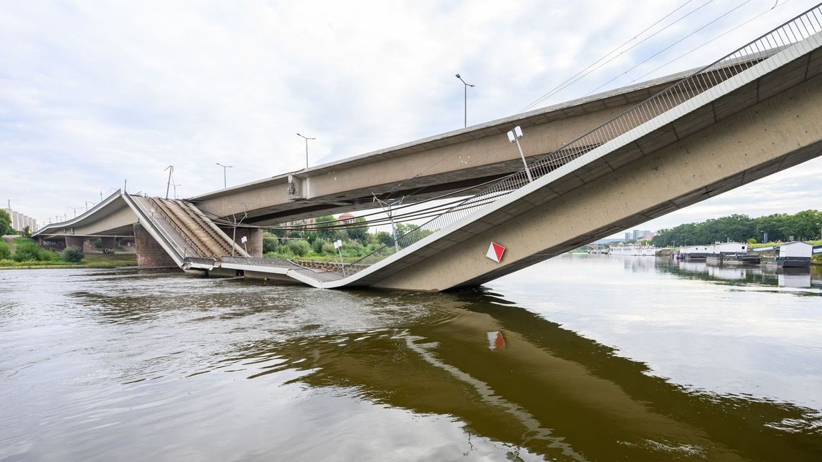 Teile der Dresdner Carolabrücke über der Elbe sind eingestürzt, dahinter ist die Staatskanzlei zu sehen.