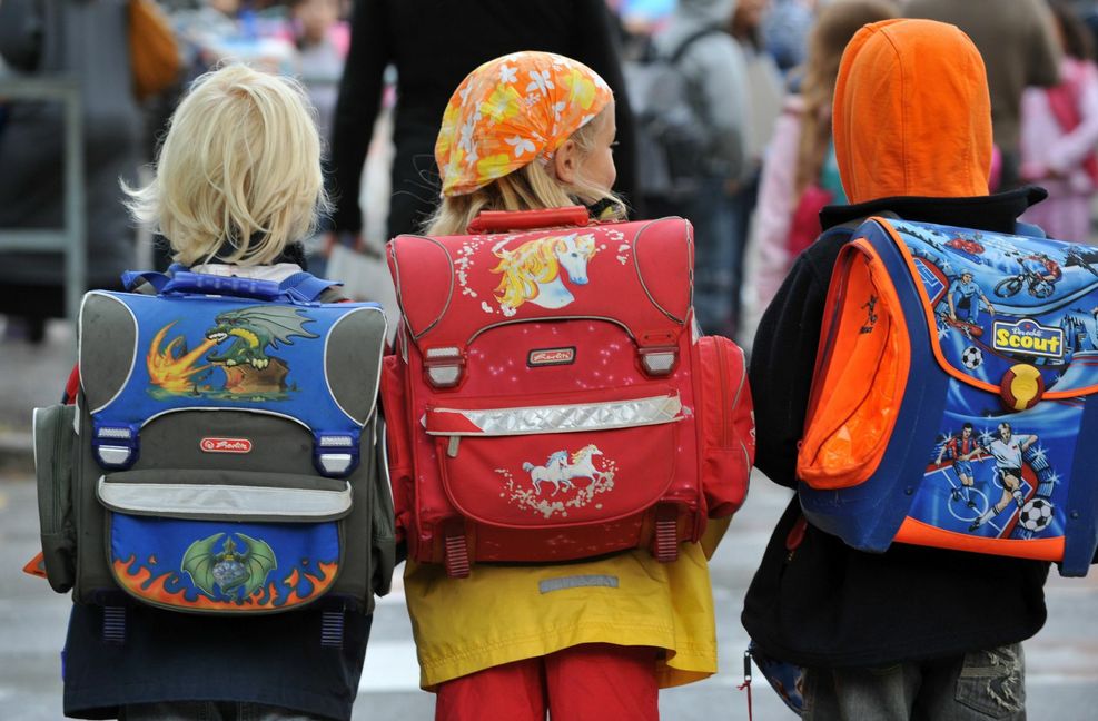 Drei Grundschüler auf dem Weg zur Schule – nach dem Ende der Sommerferien  ist das ab nächste Woche wieder Alltag in Baden-Württemberg.
 Foto: dpa/Patrick Seeger