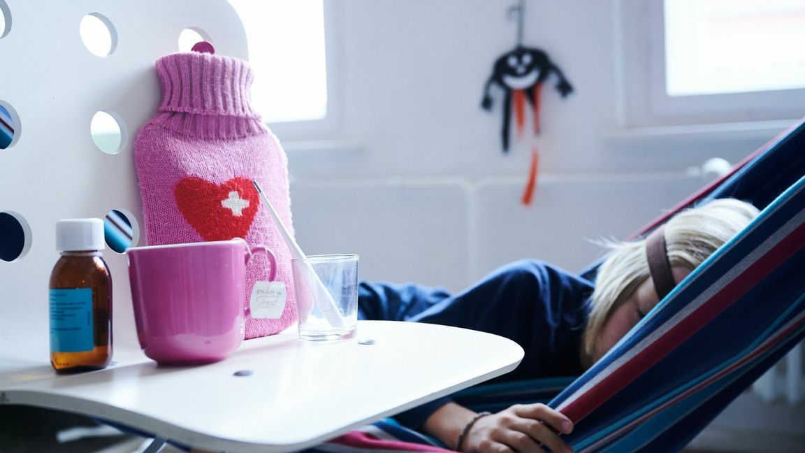 Fieberthermometer, Hustensaft, Wärmflasche und eine Tasse Tee: Die Wellen von Atemwegsinfektionen in Deutschland flachen langsam ab.