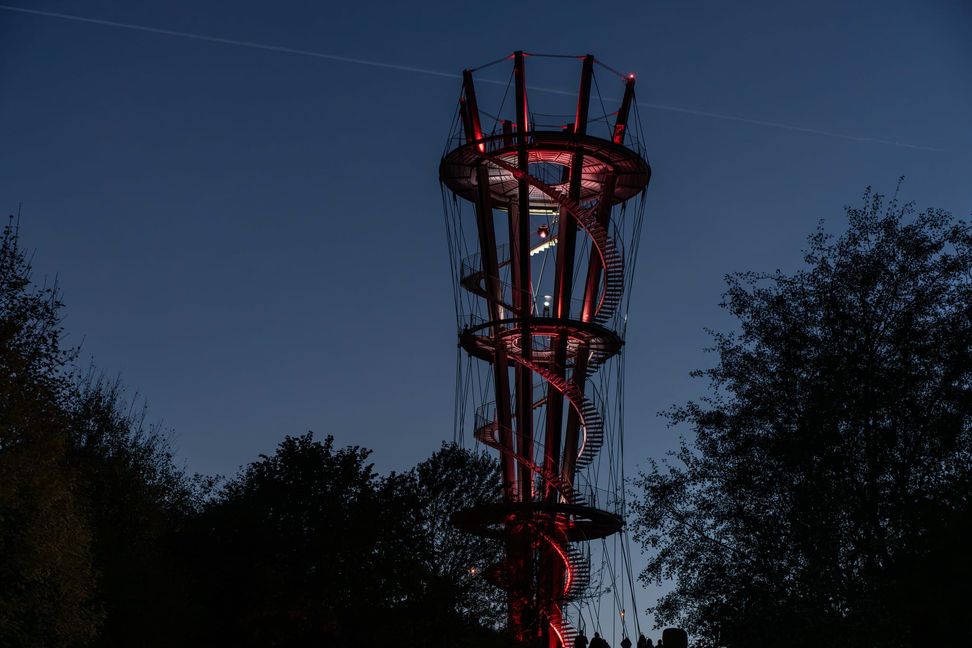 Weithin zu sehen und spektakulär: Der Schönbuchturm leuchtete in der Nacht in bunten Farben. Bild: Dettenmeyer