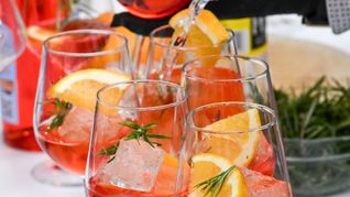 Auch alkoholfreie Alternative können helfen, auf Dauer weniger zu trinken. (Symboldbild)