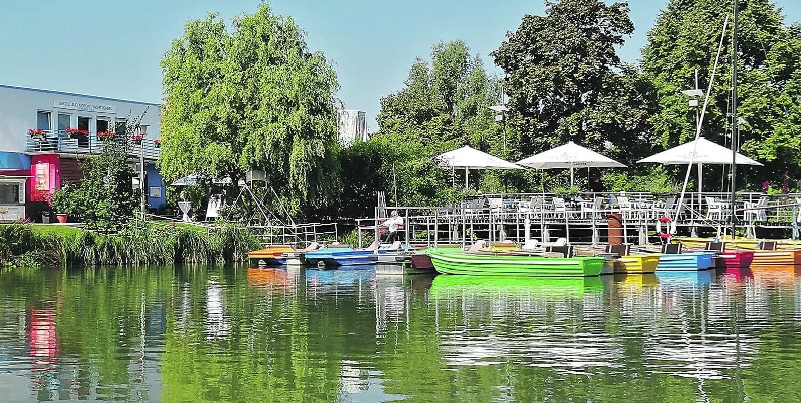 Am Oberen See: Der Bootsverleih im Stadtgarten Böblingen bietet wieder entspannte Touren mit Ruder und Tretboot an.