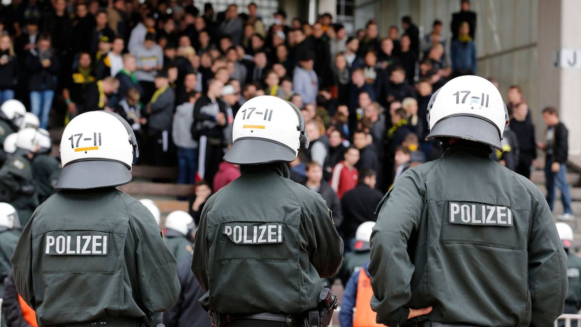 Besonders bei Risikospielen oder anderen Großeinsätzen werden Kräfte aus anderen Bundesländern angefordert (Symbolfoto).