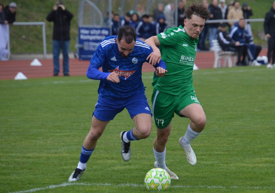 Kane Ehmke (rechts) und der GSV Maichingen spielen beim ungeschlagenen Spitzenreiter TSV Weilimdorf.