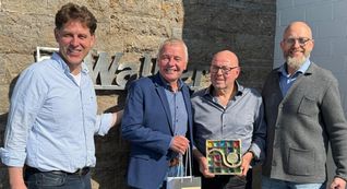 Ehre, wem Ehre gebührt: Hans Mooshammer (zweiter von rechts) freut sich im Rahmen seines 60-jährigen Jubiläumsfestes mit 150 Gästen über die Auszeichnung von Christoph Walker, Geschäftsführer Karl Walker GmbH und Vorstandsmitglied VGL-BW (links), Reiner Bierig, Geschäftsführer VGL-BW (zweiter von links) und Andreas Walker, Geschäftsführer Karl Walker GmbH.