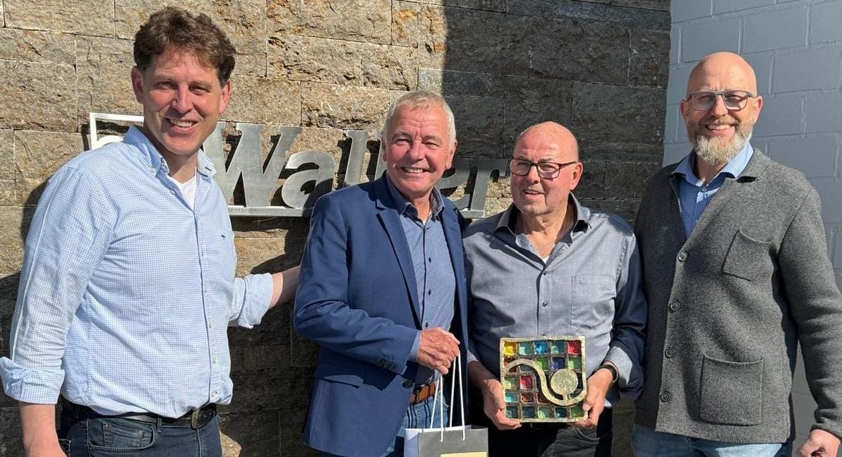 Ehre, wem Ehre gebührt: Hans Mooshammer (zweiter von rechts) freut sich im Rahmen seines 60-jährigen Jubiläumsfestes mit 150 Gästen über die Auszeichnung von Christoph Walker, Geschäftsführer Karl Walker GmbH und Vorstandsmitglied VGL-BW (links), Reiner Bierig, Geschäftsführer VGL-BW (zweiter von links) und Andreas Walker, Geschäftsführer Karl Walker GmbH.