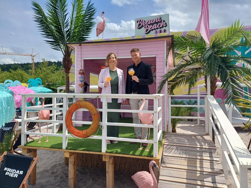 Sarah Fauß, Marketing-Managerin und Center-Manager Andreas Pohl stoßen schon mal mit alkoholfreien Drinks auf die Eröffnung des Sindelfinger Breuni Beach an .