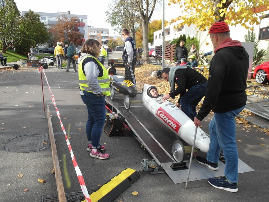 Vorbereitungen vor dem Start auf die 250 Meter lange Seifenkisten-Strecke.