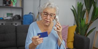 Mit Anrufen als angebliche Bankmitarbeiter versuchen Betrüger immer wieder, vor allem ältere Menschen um Geld und Bankkarten zu bringen.