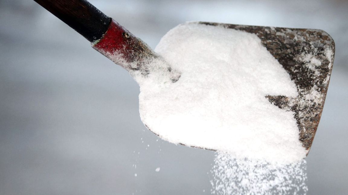 In Hamburg ist der Einsatz von Tausalz vorübergehend wieder erlaubt. (Symbolbild)