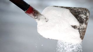 In Hamburg ist der Einsatz von Tausalz vorübergehend wieder erlaubt. (Symbolbild)