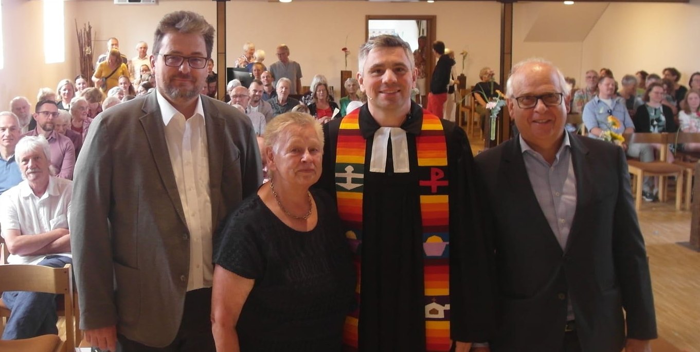 Dekan Markus Frasch, Kirchengemeinderatsvorsitzende Brigitte Stegmaier, Pfarrer Manuel Spohn, Kirchengemeinderatsvorsitzender Hans-Ulrich Groß (von links).