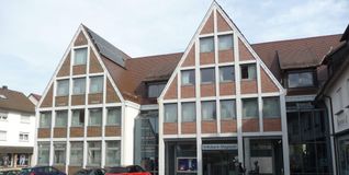 Das Bankgebäude bestimmt das Bild des unteren Marktplatzes.Bild:Reichert