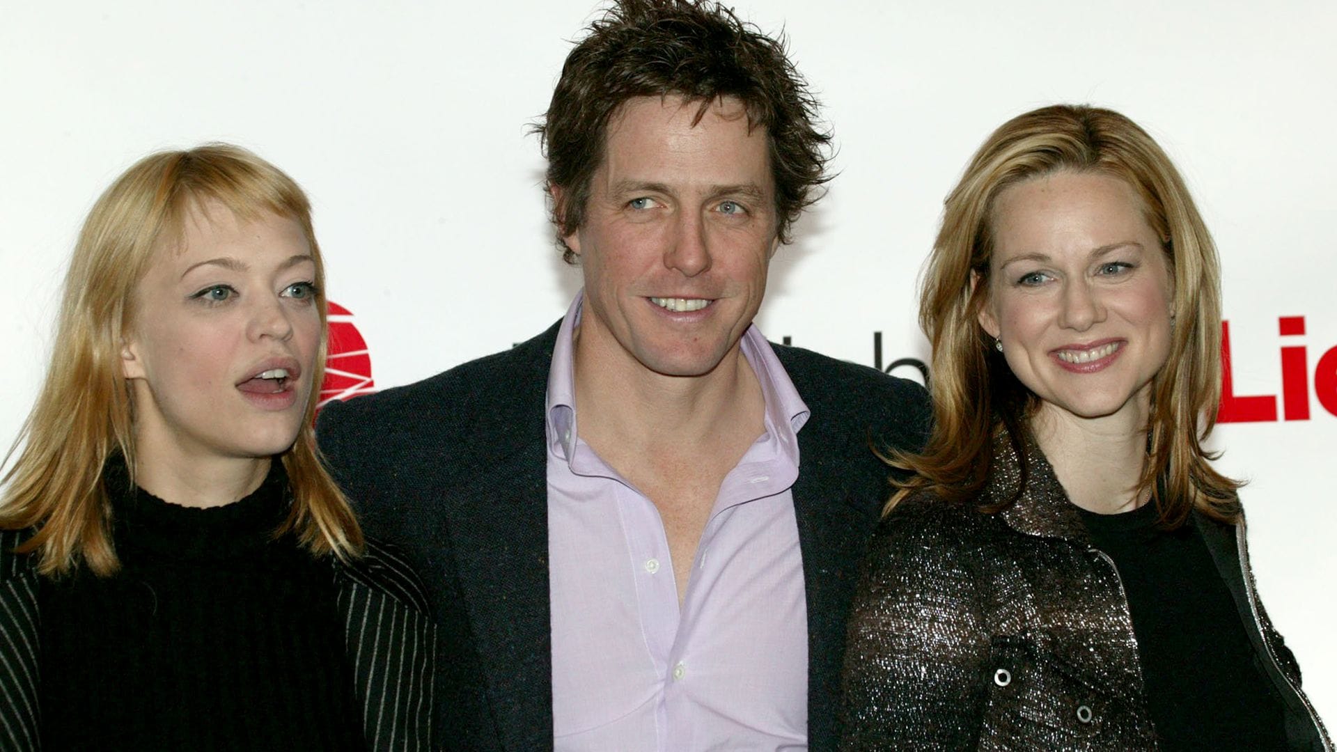 Ein Bild aus vergangenen "Romcom"-Zeiten: Hugh Grant mit Laura Linney und Heike Makatsch (links). (Archivbild)