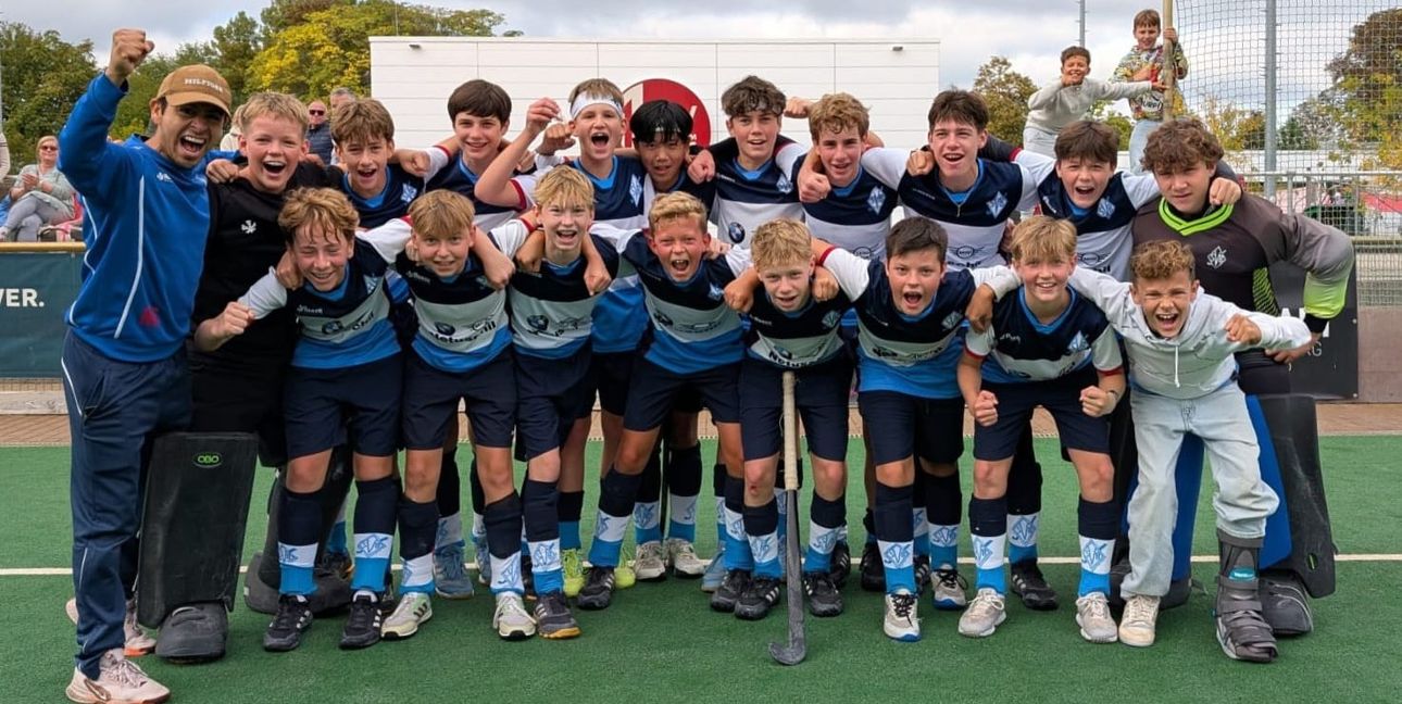 Die Männliche U14 der SV Böblingen: Von links, hinten: Trainer Herbert Gomez, Sebastian Gerth, Enno Röben, Henry Ulrich, Sam Burke, Paul Pham, Tom Stefani, Matty Bayer, Jonathan Rech, Fero Kaufmes, Matteo Lutz; vorne: Laurenz Körner, Hendrick Haase, Kjell Rathmann, Lorenz Weiner, Elias Göppert, Colin Bach, Matthis Jauernig und Luke Motchebon.