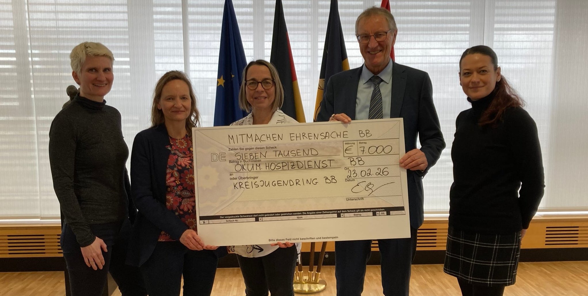 Im Bild von links: Franziska Schmid (Kreisjugendring Böblingen), Manuela Weis (Haus der Diakonie Böblingen), Claudia Frers (Ökumenischer Hospizdienst Böblingen), Landrat Roland Bernhard und Ekaterina Ohngemach (Geschäftsführerin Kreisjugendring Böblingen).