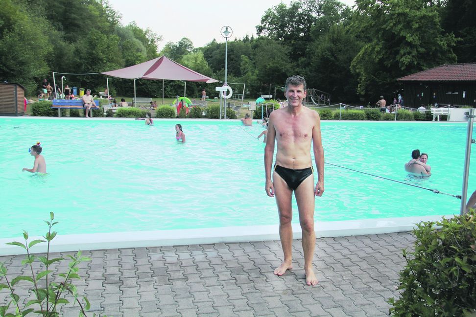 Dieter Gässler, Vorsitzender des Fördervereins Freibad Schönaich, in der Badehose. Nach getaner Arbeit und ehrenamtlichen Einsatz springt er gelegentlich auch ins Wasser. Bild: Frank Müller