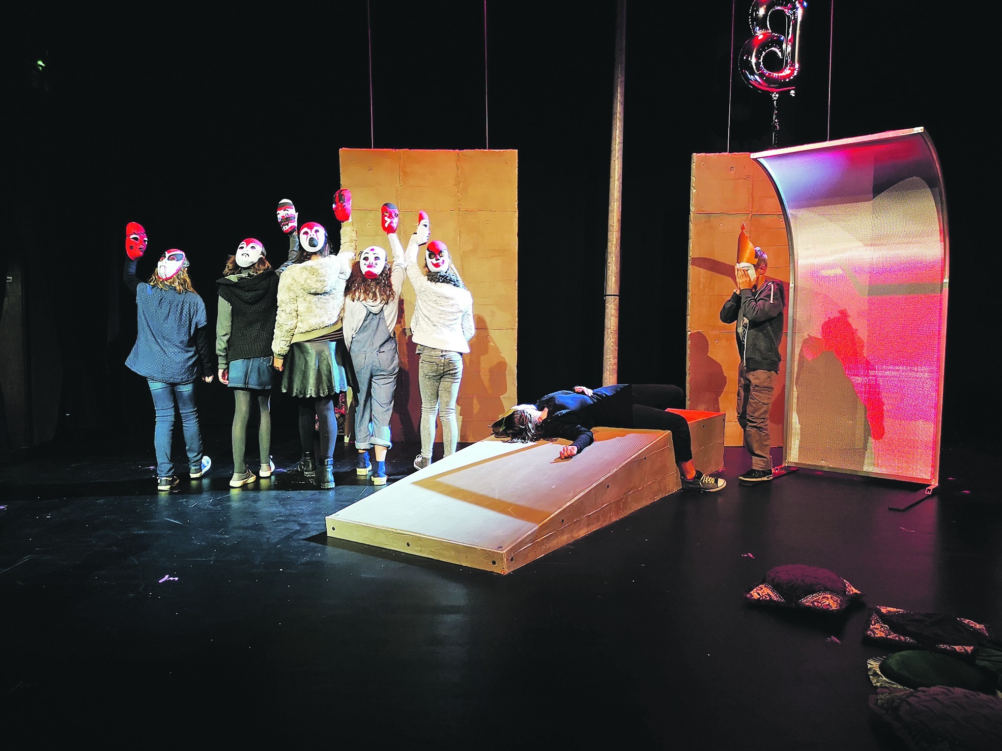 Im Städtischen Feierraum zeigt das DAT-Theater „One Way Ticket to Bangalore“. Bild: Schilpp