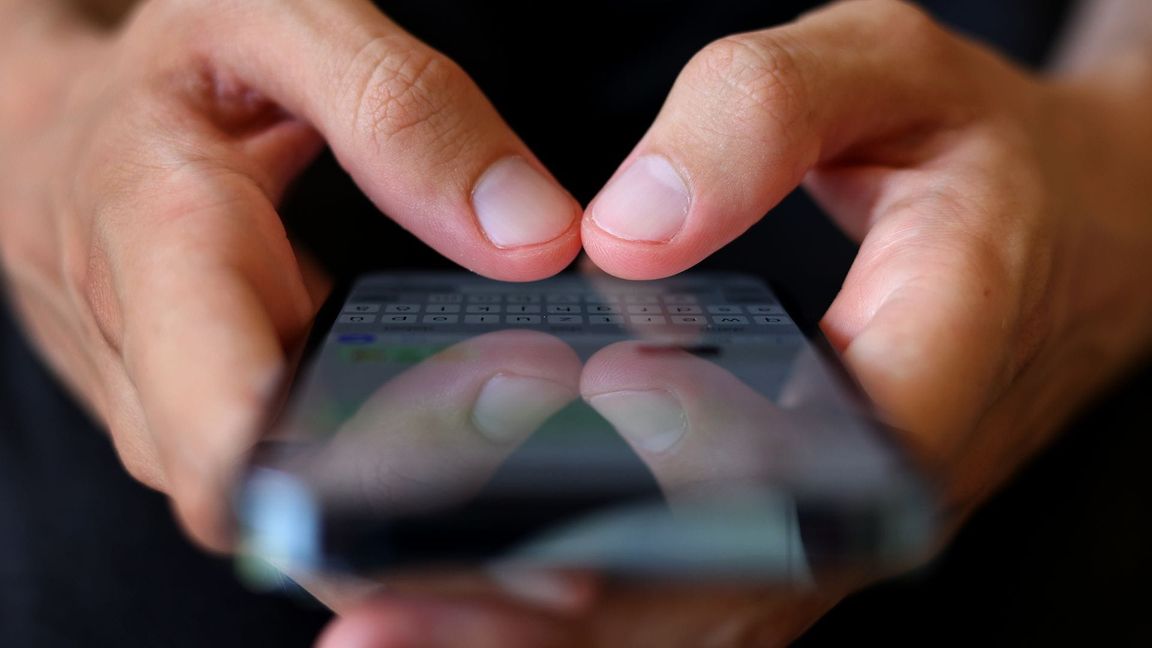 Kommunikation, Information, Unterhaltung - es gibt viele Gründe aufs Handy zu schauen. (Symbolbild)