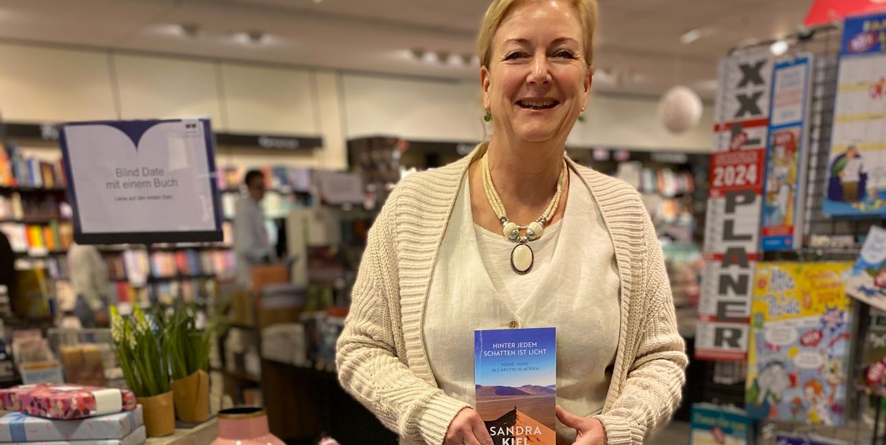 Sandra Kiel mit ihrem neuen Buch.Bild: z