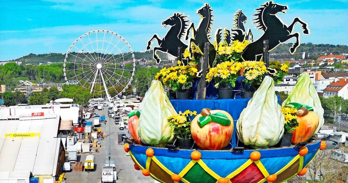 Die neue Fruchtsäule thront über dem Wasen. Derweil wird unten fleißig aufgebaut.