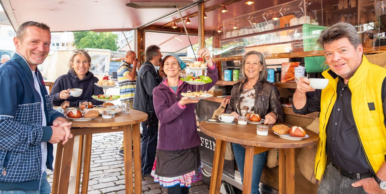 Volker Jaksch, Sabine Single und Heike und Dieter Seyboth, serviert von Carmen Döffinger starten mit einem Frühstück in den Markttag.