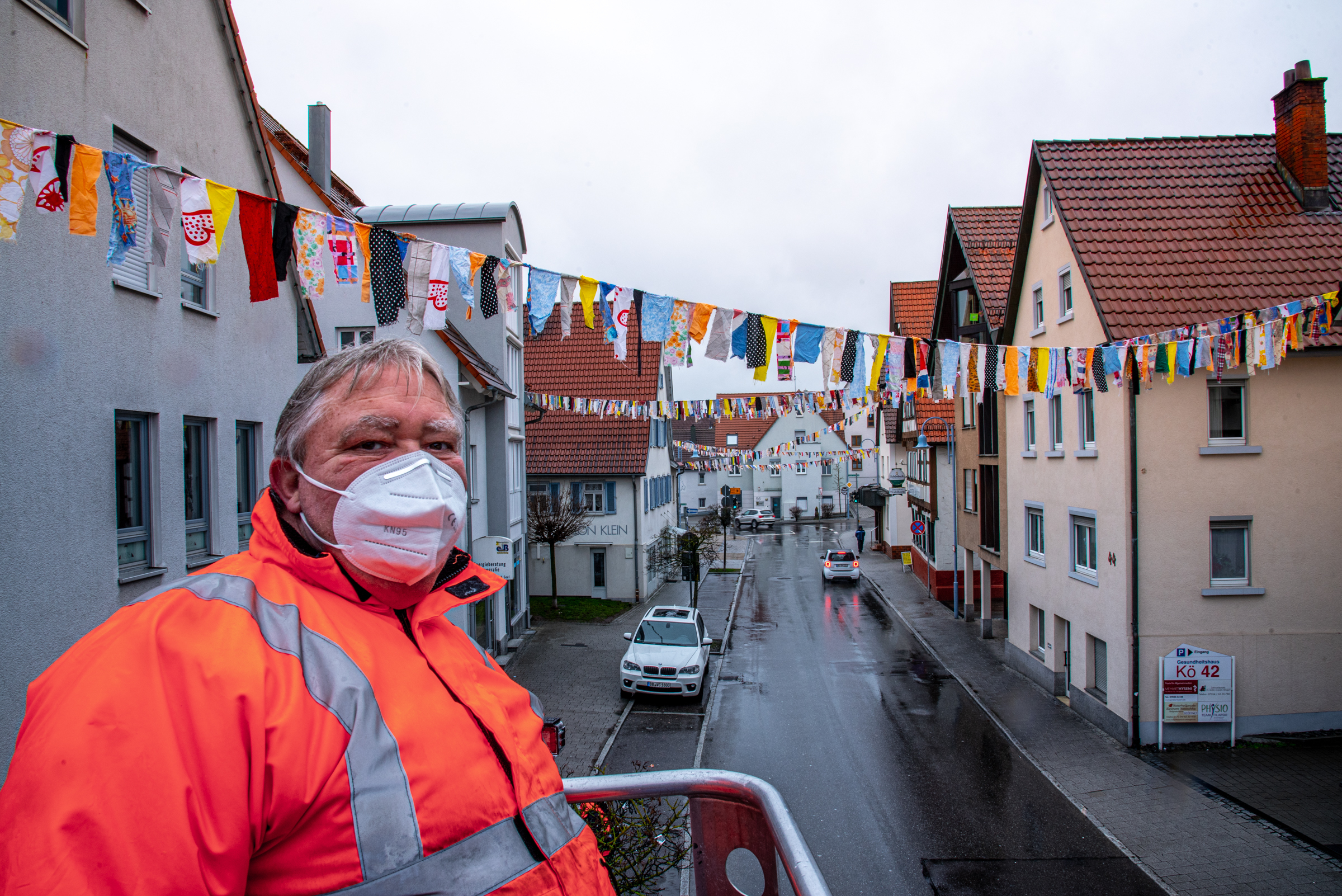 Präsident Joachim Bühler lies es sich nicht nehmen und hängte die Bändel mit vielen Helfern auf der Königstraße auf. Bild: Nüßle