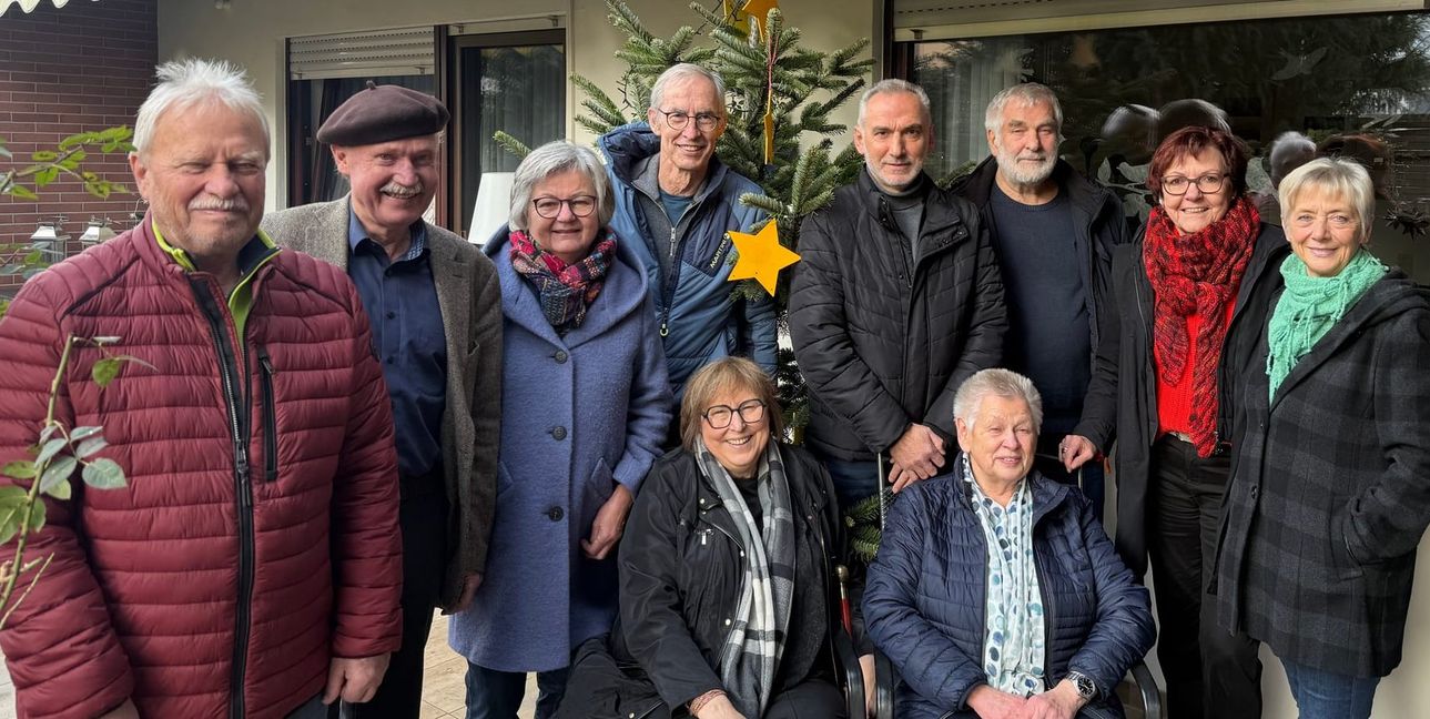 Zur Nachbesprechung hat sich das Weihnachtsmarktteam noch einmal getroffen: Sitzend Doris Hirsch (links) und Brigitte Stegmaier. Stehend
von links: Rainer Martini, Thomas Speer, Susanne Fuchs, Jürgen Laukemper, Mesut Özsönmez, Reinhard Schneider, Sabine Weber und Bettina Schneider.