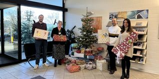 Übergabe der Geschenke (von links): Jan-David Hasart (Sozialer Dienst Stadt Sindelfingen), Sandra Küschall (Empfang Helmut Fischer GmbH), Paul Koranyi (Koordination Arbeit mit Geflüchteten Stadt Sindelfingen), Anika Pena Fernandes (Human Resources Helmut Fischer GmbH).