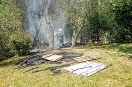 Vom dem Schuppen war nach dem Brand nicht mehr viel übrig.