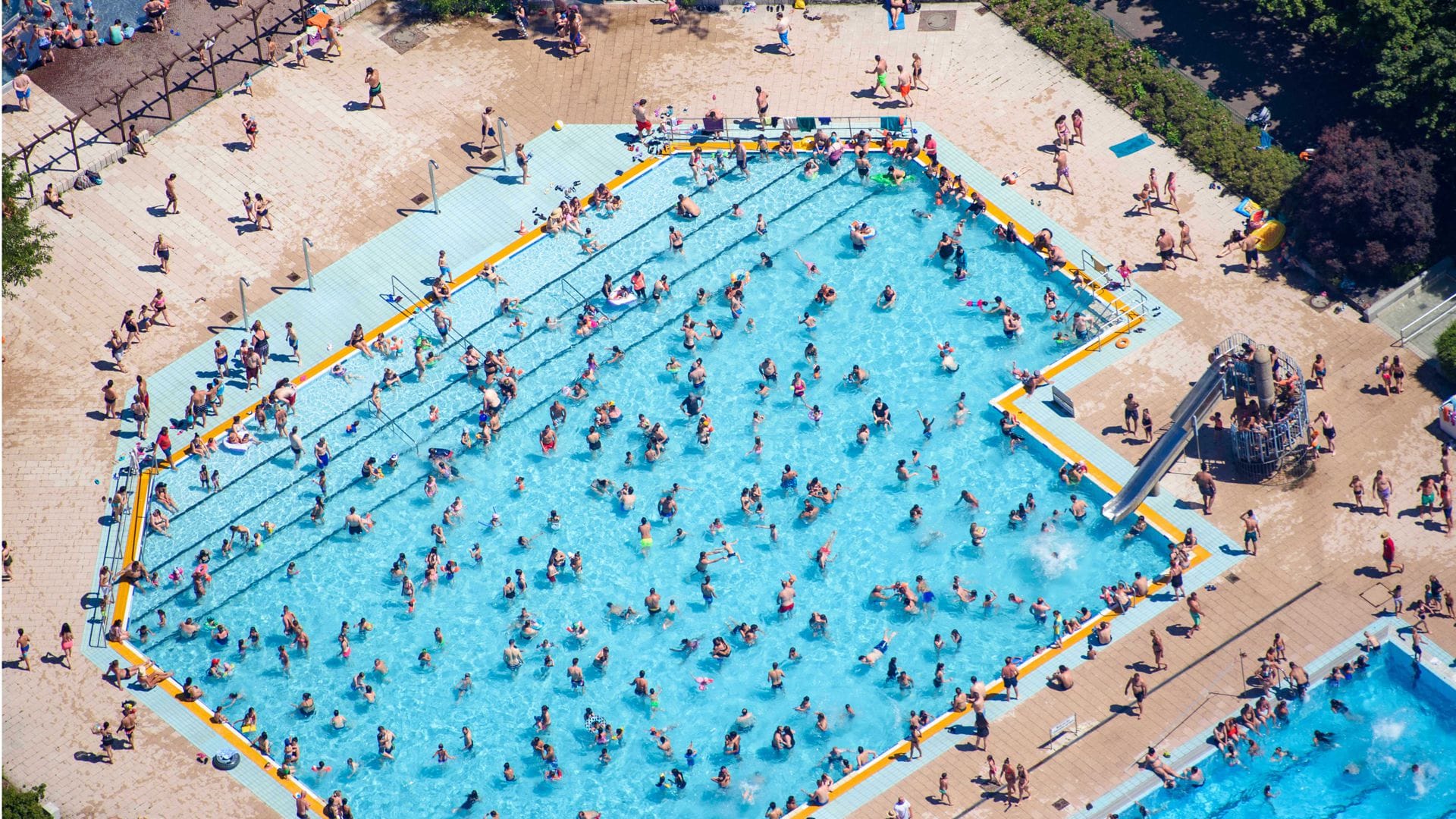 Bei Hitze ins Freibad? Eine gute Idee, solange man es mit Sonnenbaden nicht übertreibt.