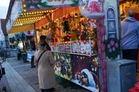 Kerzen, Mandeln und Tannenduft beim Böblinger Adventszauber.