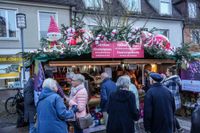 Kerzen, Mandeln und Tannenduft beim Böblinger Adventszauber.