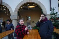 Kerzen, Mandeln und Tannenduft beim Böblinger Adventszauber.