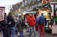 Kerzen, Mandeln und Tannenduft beim Böblinger Adventszauber.
