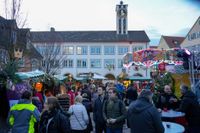 Kerzen, Mandeln und Tannenduft beim Böblinger Adventszauber.