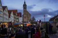 Kerzen, Mandeln und Tannenduft beim Böblinger Adventszauber.