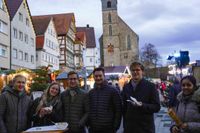 Kerzen, Mandeln und Tannenduft beim Böblinger Adventszauber.