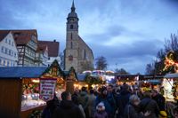 Kerzen, Mandeln und Tannenduft beim Böblinger Adventszauber.