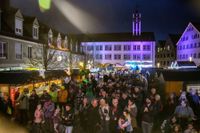 Kerzen, Mandeln und Tannenduft beim Böblinger Adventszauber.