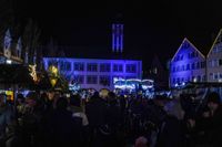 Kerzen, Mandeln und Tannenduft beim Böblinger Adventszauber.