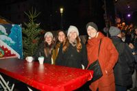 Kerzen, Mandeln und Tannenduft beim Böblinger Adventszauber.