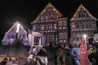 Kerzen, Mandeln und Tannenduft beim Böblinger Adventszauber.