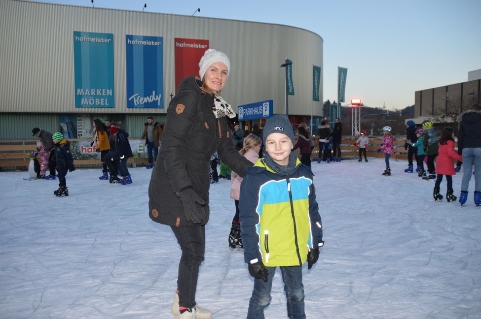 Christina Ulrich und ihr siebenjähriger Sohn Philipp kommen jedes Jahr zur Eisbahn. Bild: Groß