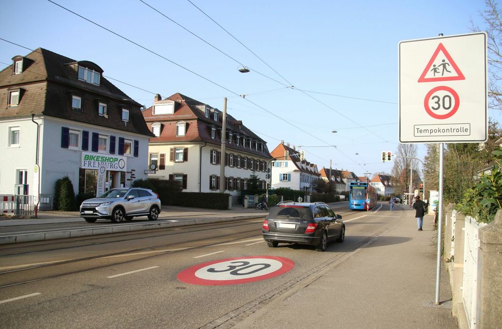 Solche Beschränkungen vor Kindergärten und Schulen sollen in Freiburg überflüssig werden. Foto: Steve Przybilla