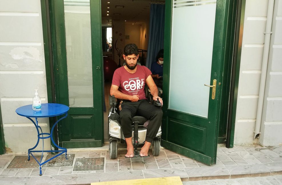 Der 33-jährige Syrer Khaled Alafaat kann nur mit der Hilfe seiner Familie Dusche und Toilette benutzen, sein elektrischer Rollstuhl ist im Lager am Strand nutzlos.
Foto: Rehman