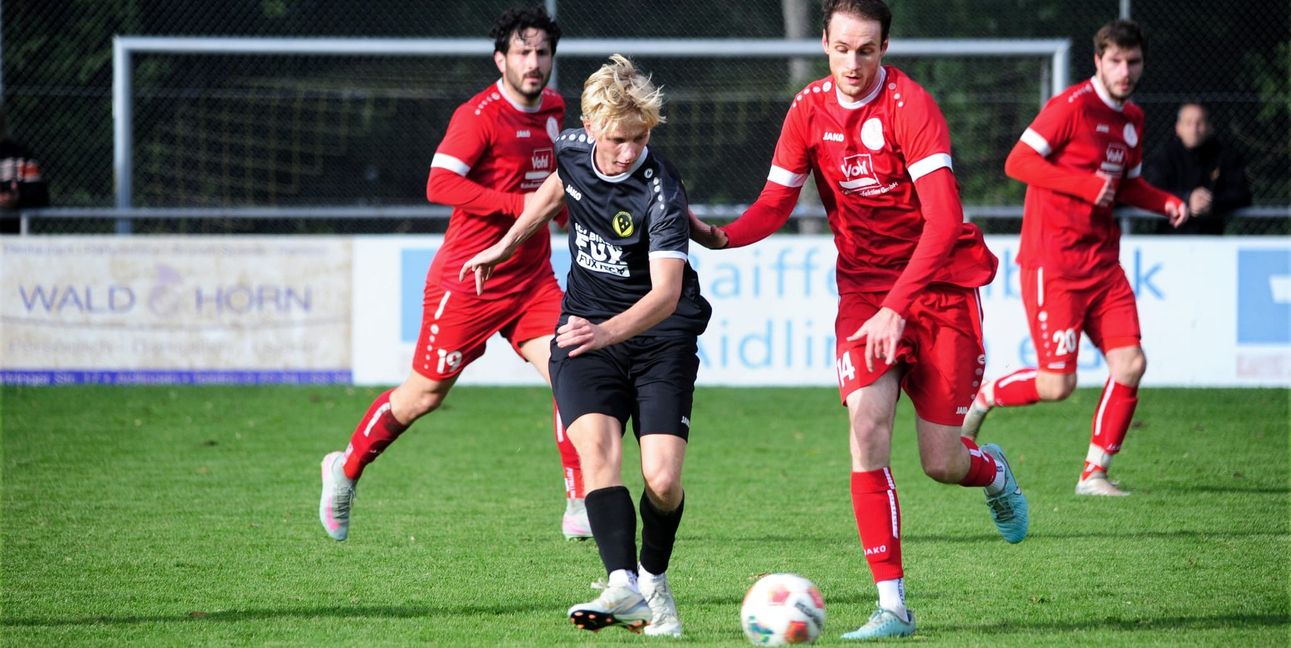 Blick auf den Ball: Aidlingens Tim Oehler (lnks) und der Waldenbucher Jan Klopfer. Bild: phototostampe