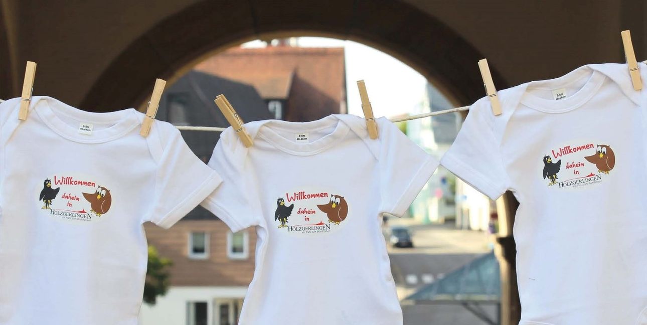 Neugeborene bekommen in Holzgerlingen künftig ein neu gestaltetes Begrüßungsgeschenk in Form eines Holzgerlinger Baby-Bodys.