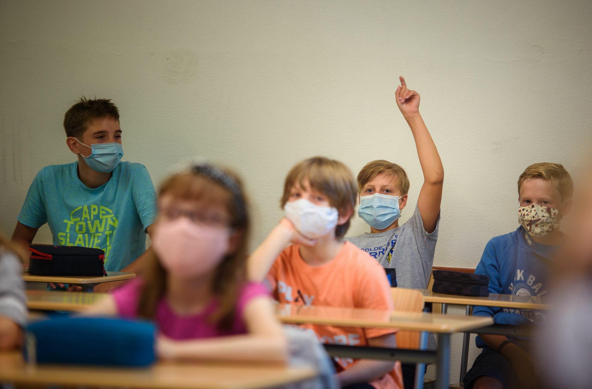 Wenn die Schulen trotz der Corona-Krise geöffnet bleiben sollen, müssen die Klassen kleiner werden. Das fordert der Deutsche Lehrerverband.